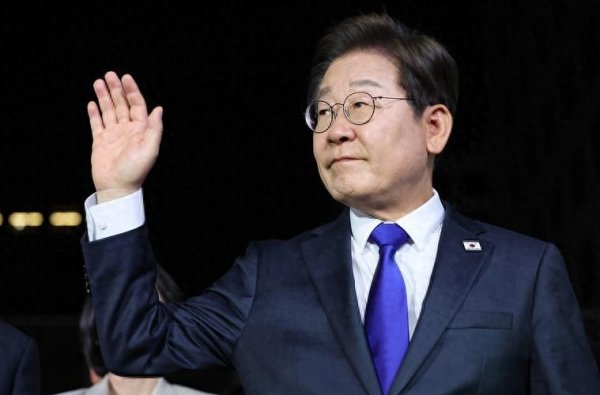 深资管 韩国特使团抵达北京, 带来总统的亲笔信, 王毅外长特意点出一件事
