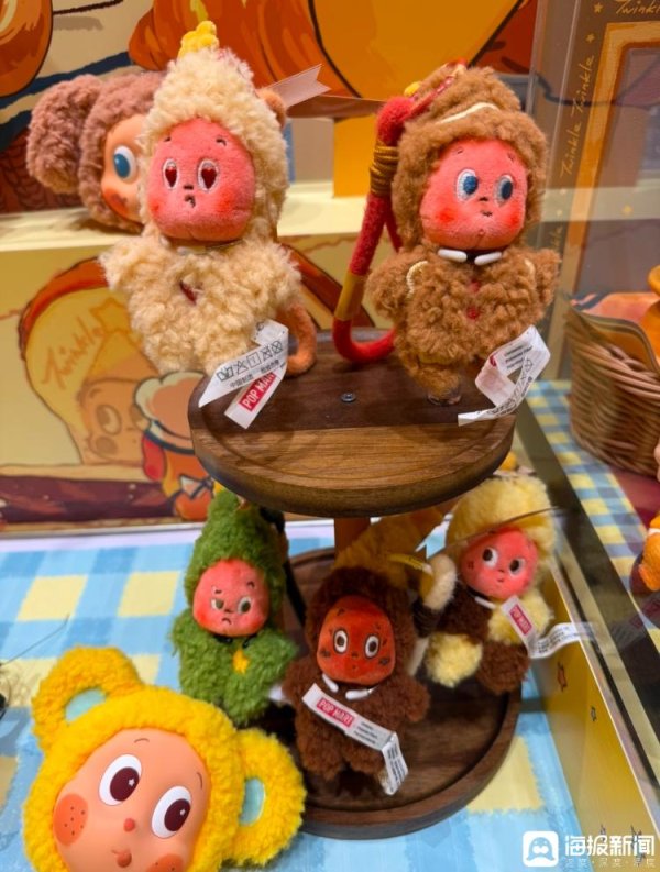 宇奇配资 海量财经丨未售先火！泡泡玛特“星星人”新品隐藏款溢价近15倍